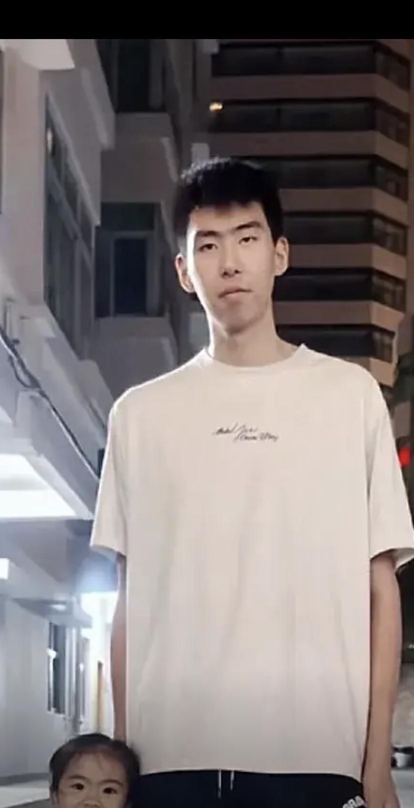 新疆飞虎男篮抓紧时间呀！这才是真正的中锋！新疆飞虎男篮的管理