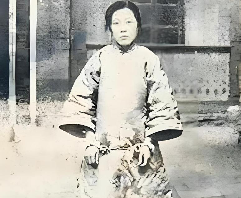 1925年，威震东北的女匪首张淑贞藏身妓院接客。她刚替一位阔商脱下皮袄，对方突然