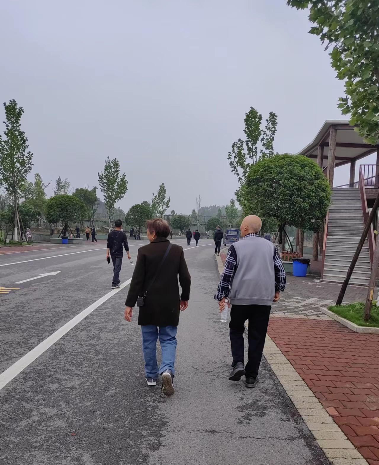 60后70后的婆婆不好哄了，她们想明白了这几件事：腊月二十九的菜市场里，