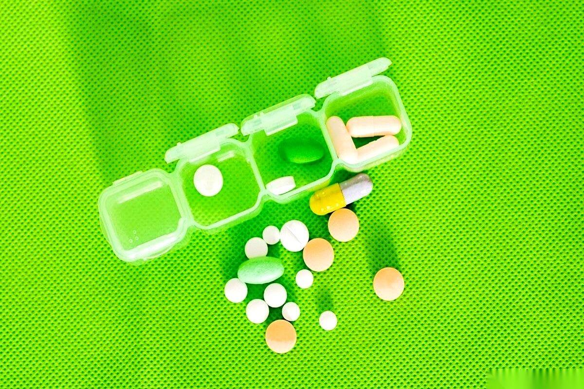 很多中年男人，怕的不是高血压，怕的是吃了降压药，从此在老婆面前抬不起头。这事儿