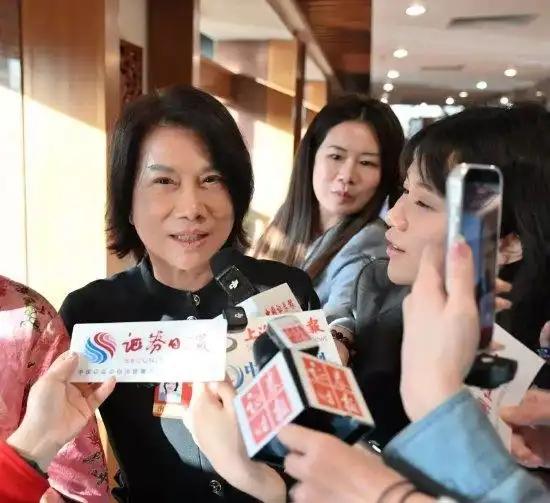 两会期间董明珠的最新发声，信息量很实。一是直接承诺今年分红力度不减，给市场吃