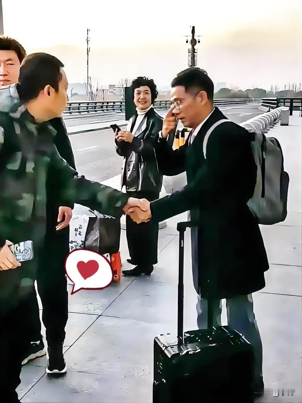 跟大家说个好消息李律已经安全离开山西长治坐上了前往北京的车了还在车里他还开