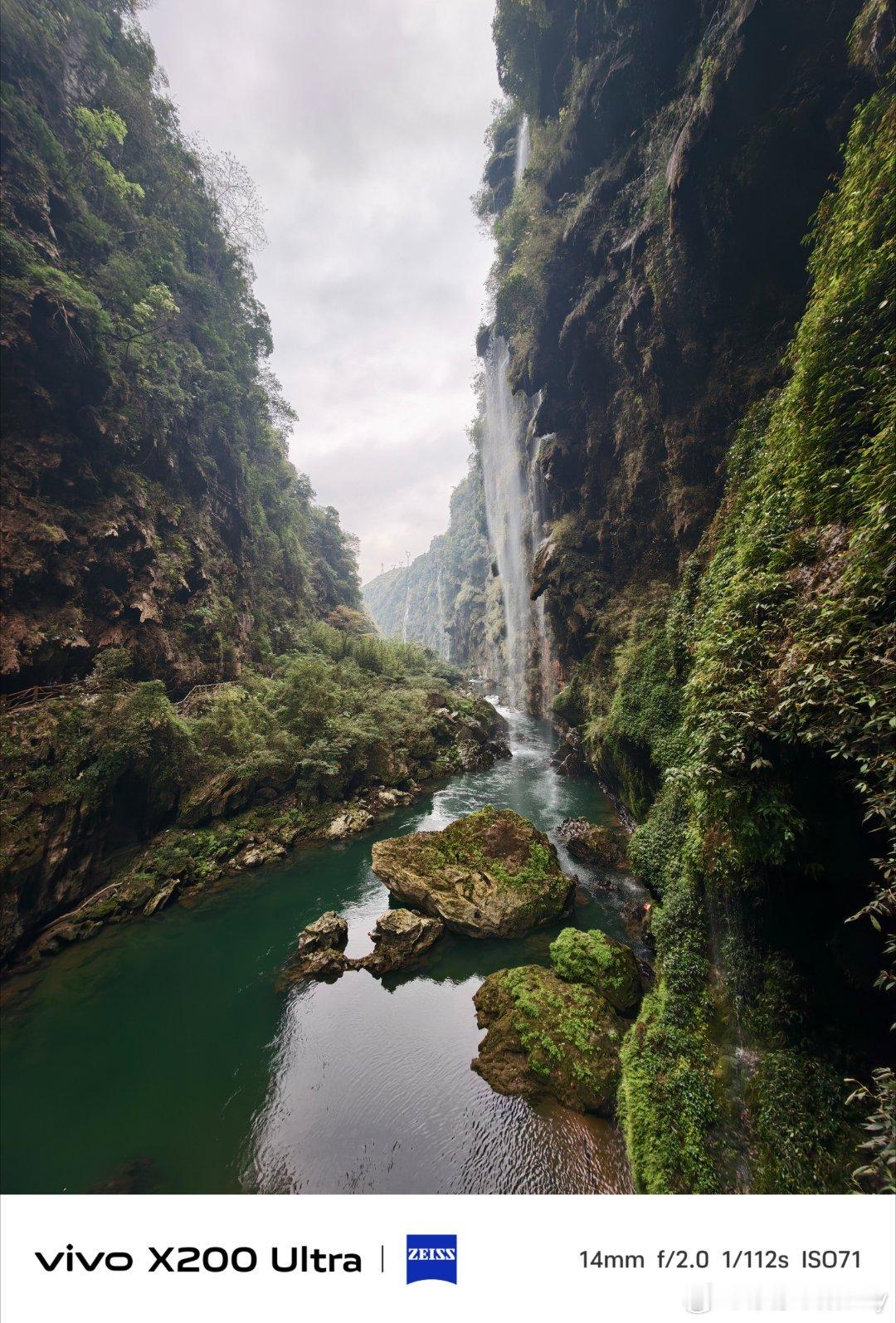 马岭河峡谷，听名字以为是个不起眼的小景点，置身其中，你会被其壮阔的风景震惊。有人