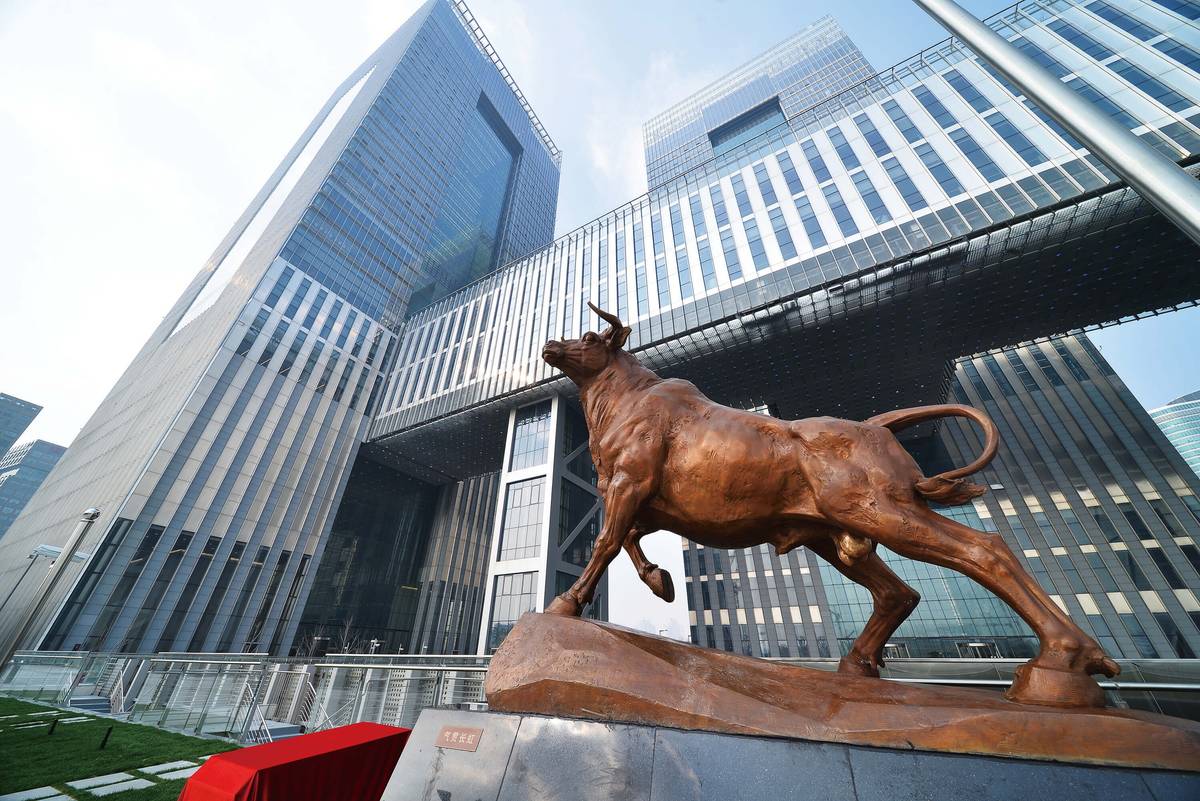 外面传他打新宇树科技赚了100多亿，雷军自己说，这句话错了两次。两次纠正，照出A股最容易被混在一起的