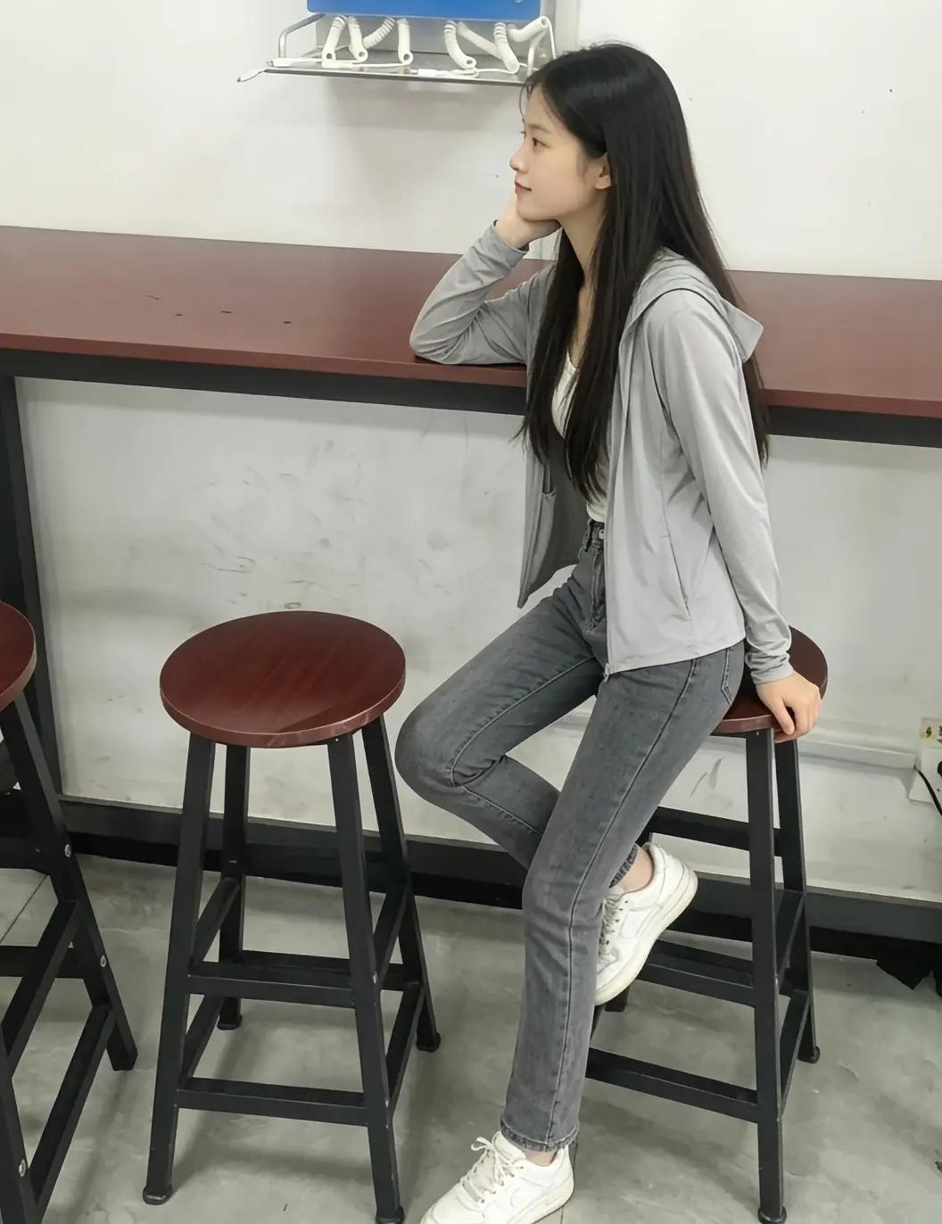 倚栏思远，静听风声。