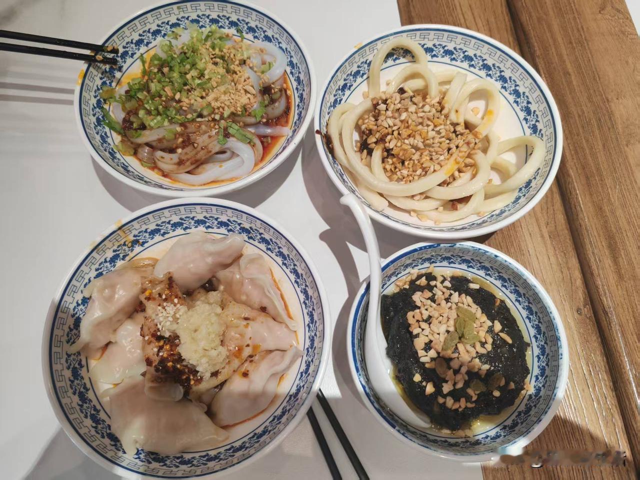 成都最经典的四大小吃，再也吃不出小时候的味道了，旋子凉粉、甜水面、钟水饺和三合泥