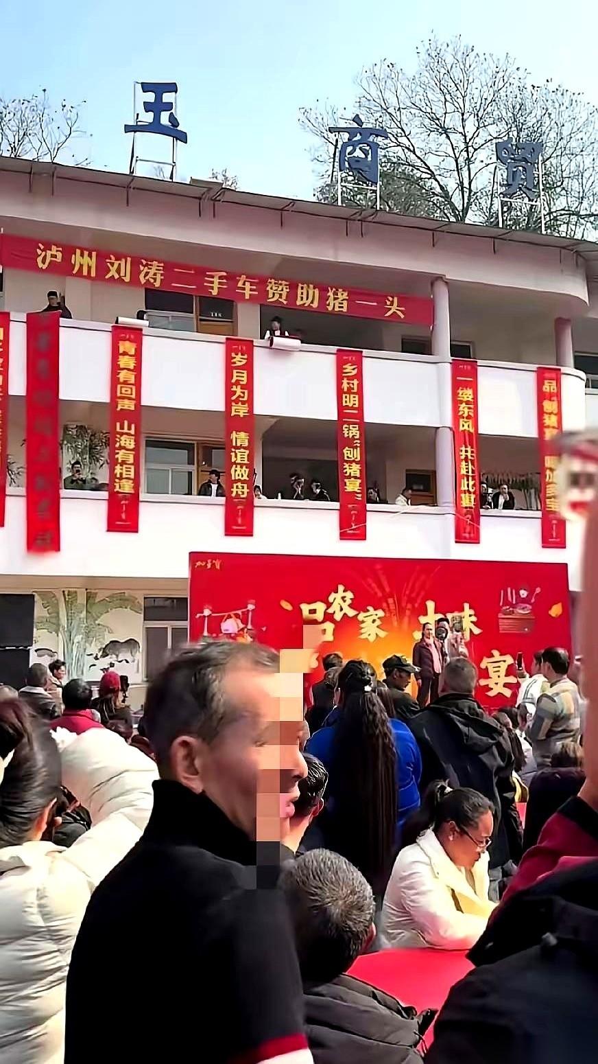 农村网红的“刨猪汤”，正在撕裂成两个世界。一边是四哥家，镜头扫过去，几盘青菜一