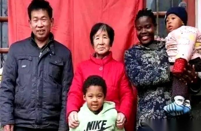 据《大河报》此前报道的这桩跨国婚姻，起初怎么看都像是一场荒腔走板的闹剧。47岁