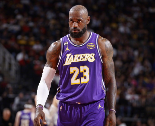 湖人球星詹姆斯的生涯总出场数来到了1612场，超越罗伯特·帕里什，独占NBA历史