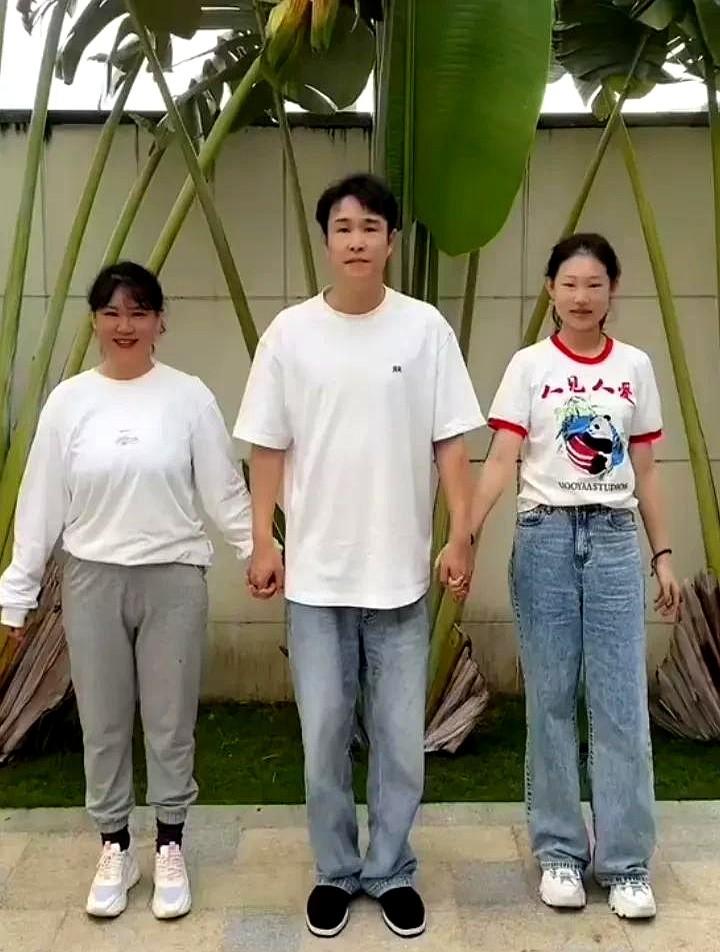 小沈阳的老婆占据了三个特点：矮、胖、不丑。瞅瞅沈春阳这裤子选的，收脚裤配平底