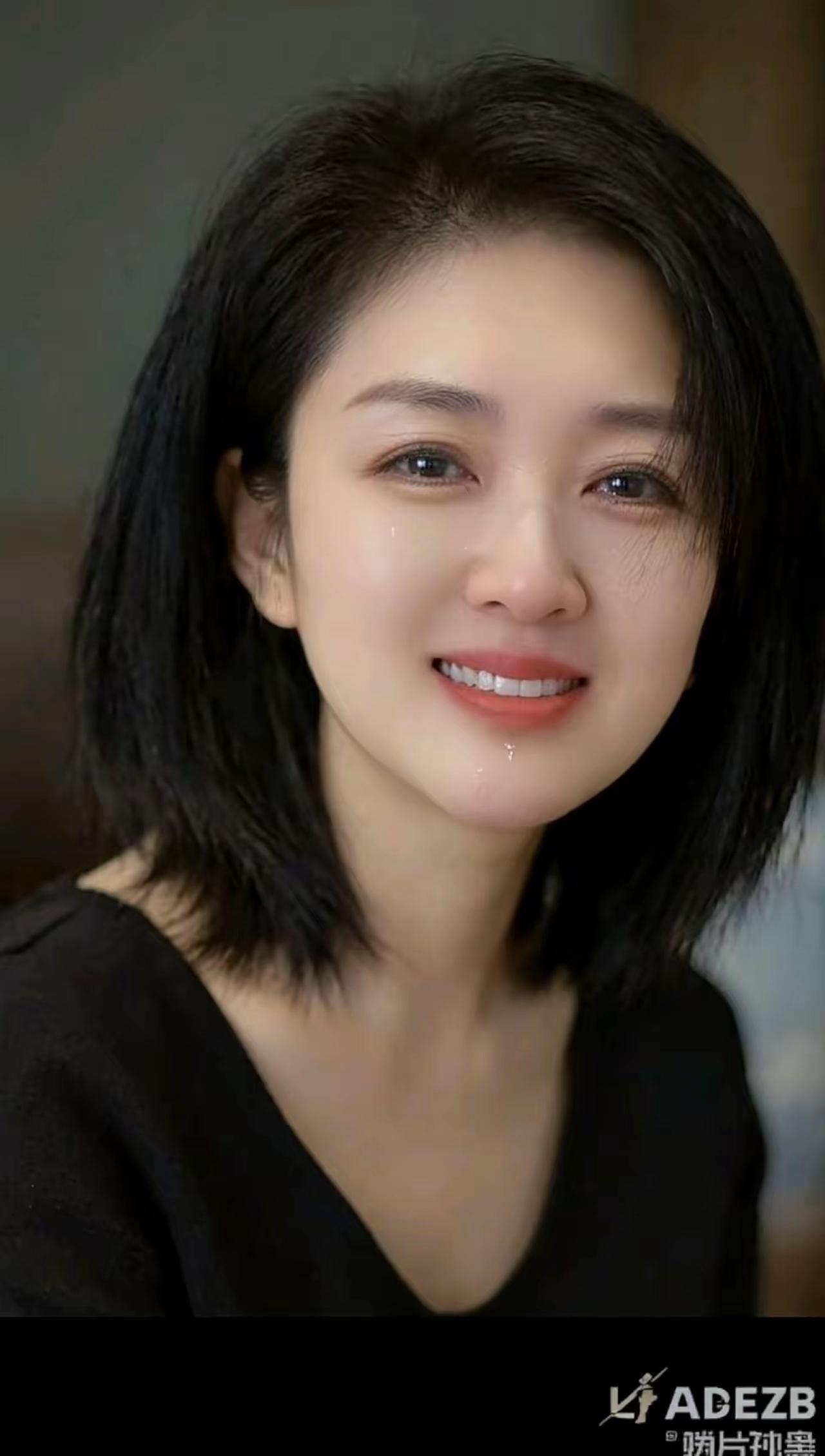 这姑娘笑得真甜，眼睛还亮晶晶的。