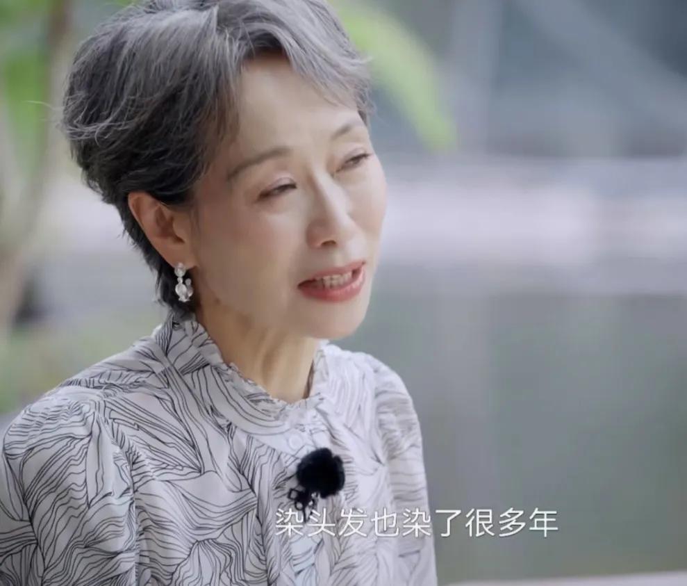 叶童被问到保持白发的那一刻，想法是什么？她直言：“因为其实我染头发也染了很多年，