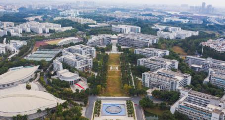 今天咱们聊一所被名字严重耽误了的宝藏大学——华南师范大学。很多人一听“师范”两