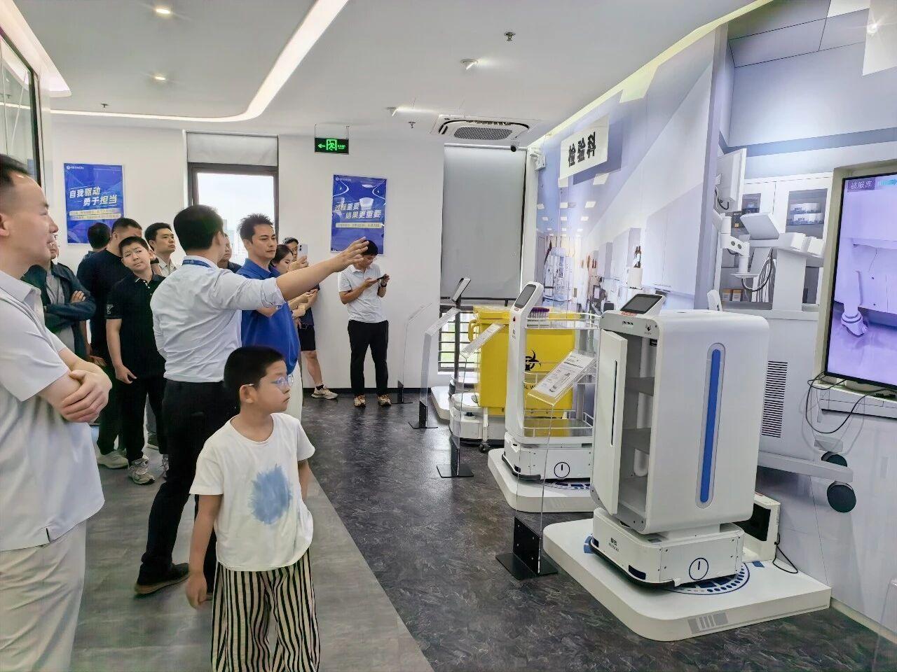 2019年前后，一线城市用一台机器人的成本，已经和雇一个人基本持平。2023年以