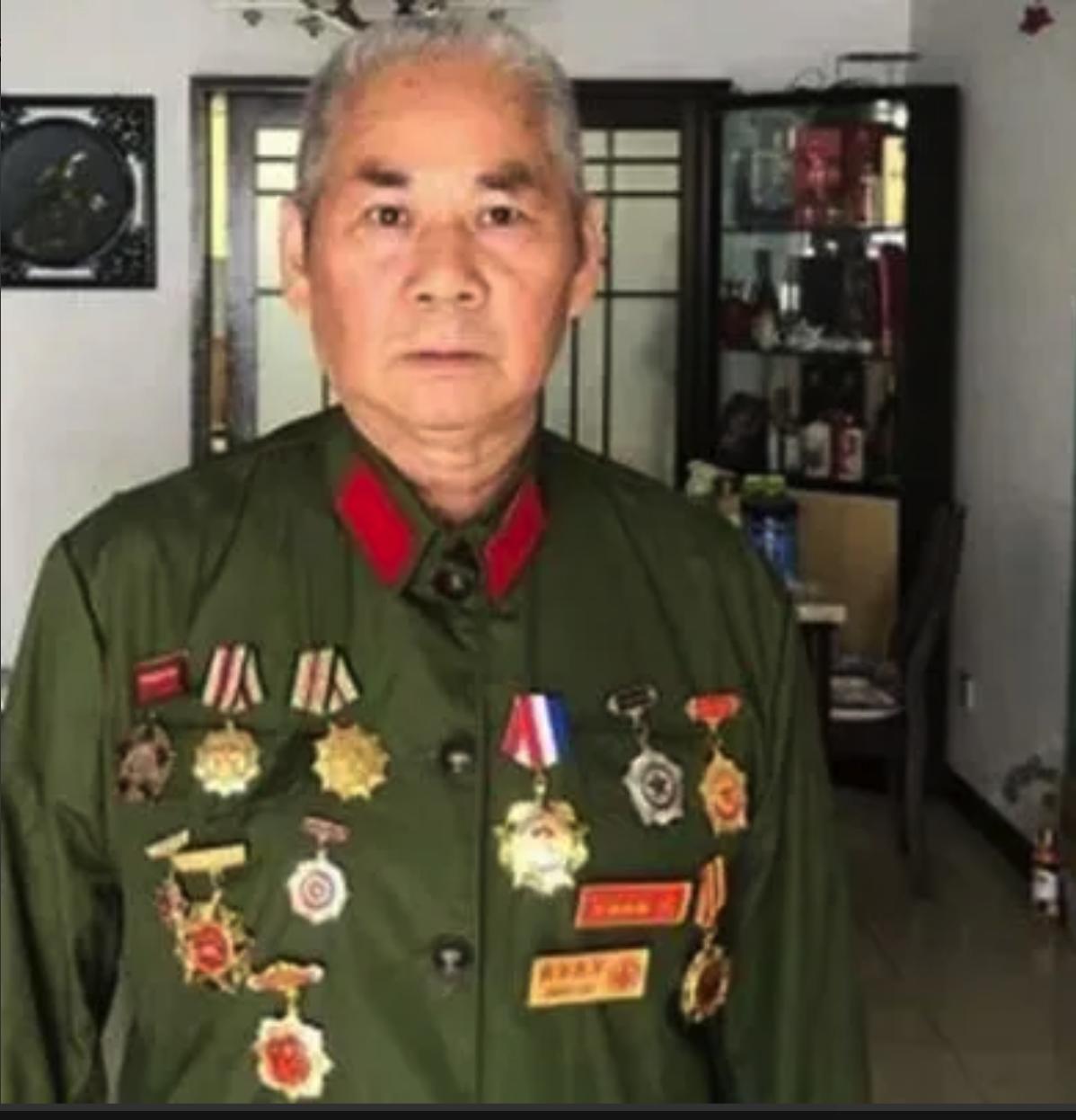 1979年，我军战士巡逻时，突然发现一个手脚溃烂之人，他身上有一支枪和300发子