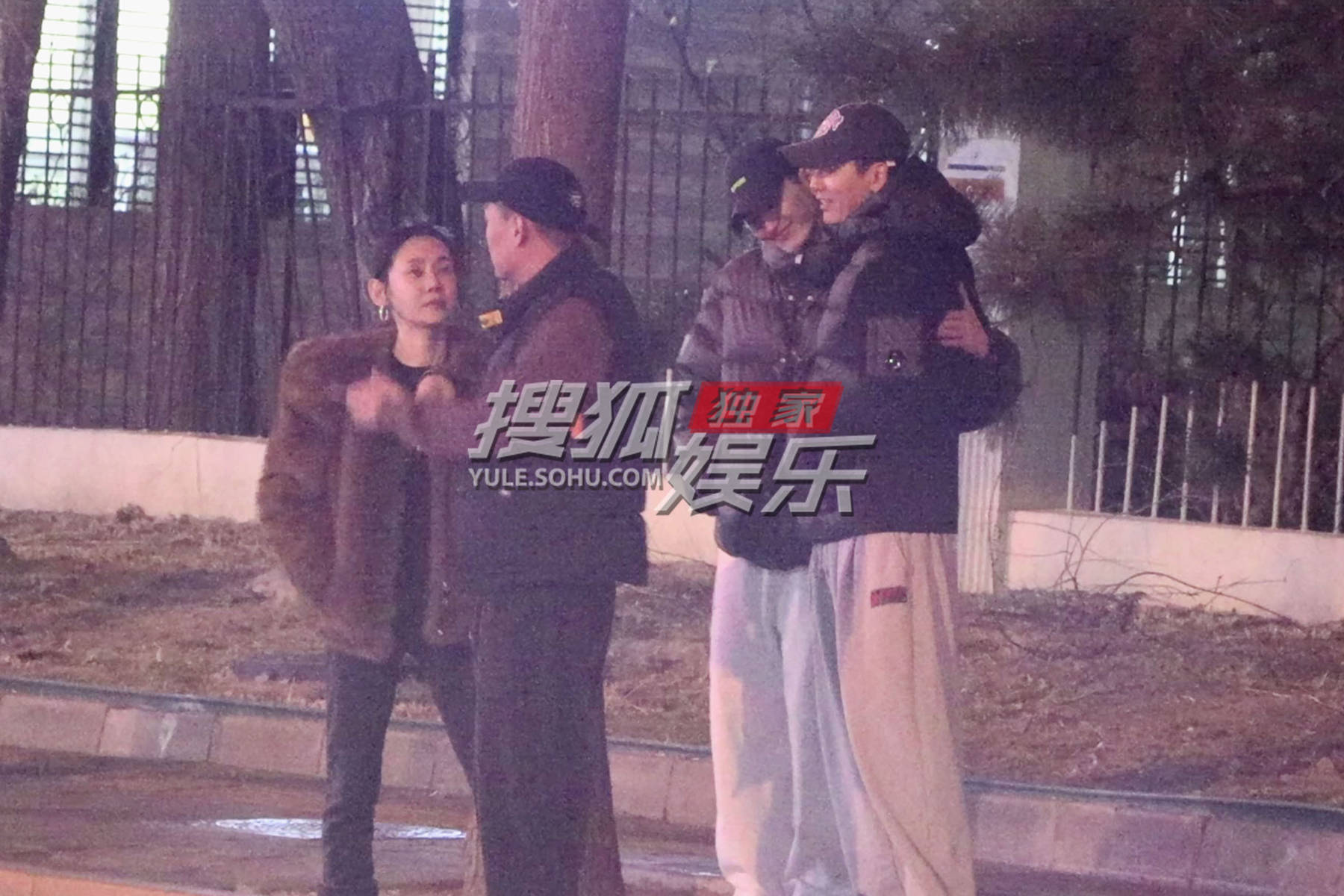 张翰秋瓷炫在于晓光前面挽手走路朋友聚餐而已，不必过度解读，三人是多年的好友了，合