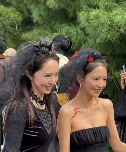 这是40多岁女明星没有开美颜的样子，这么一看，跟我们普通40多岁的人没有啥区别。