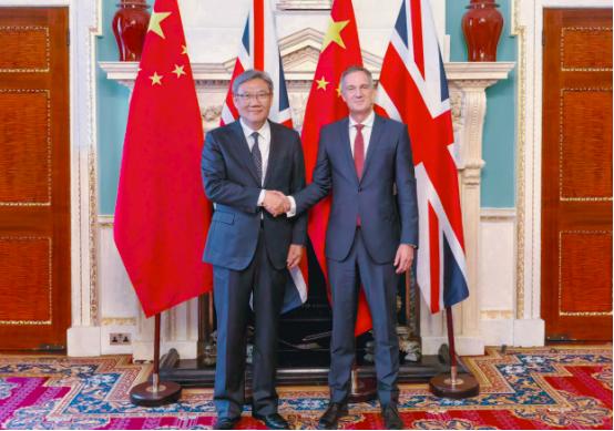 谈成了，英国给中国承诺。当地时间7月2日，英国商贸大臣凯尔和中国商务部长王文涛在