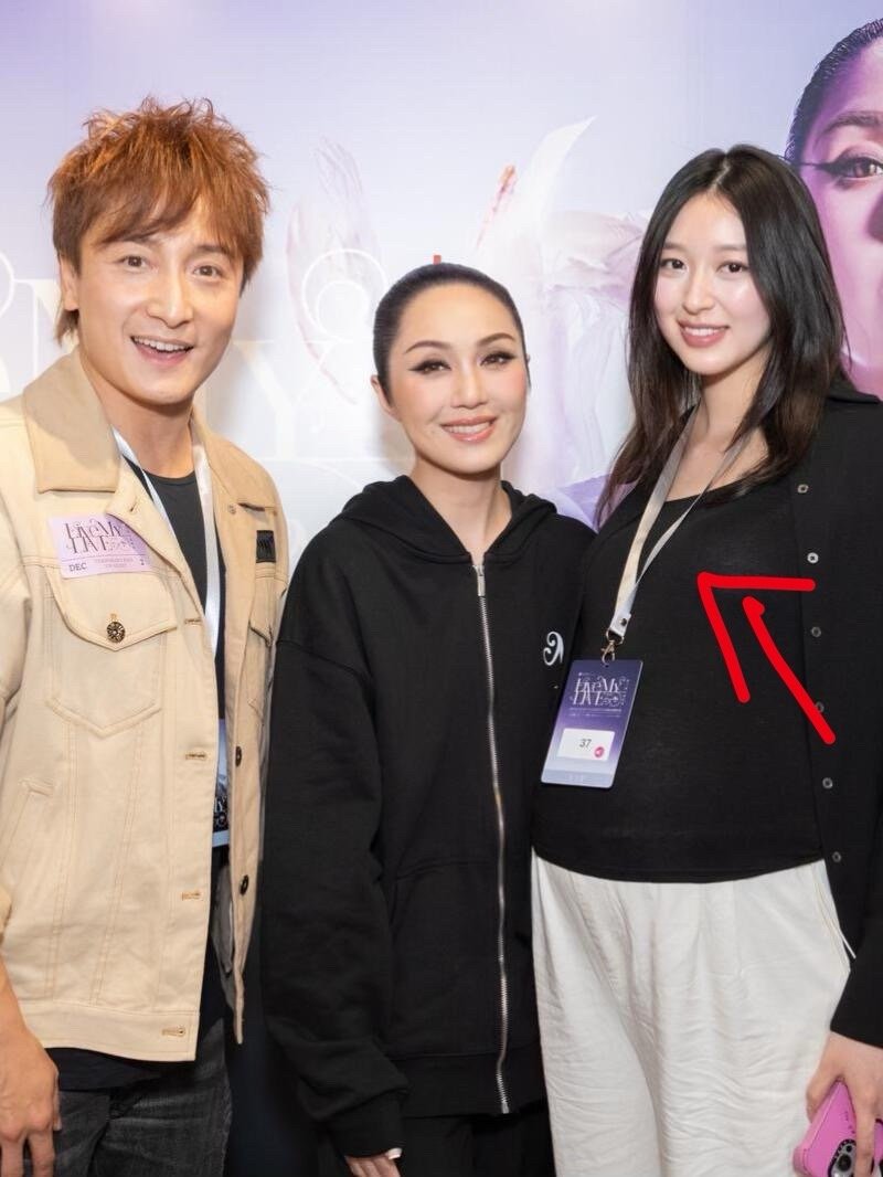 方力申老婆叶萱顶着大肚子看杨千嬅演唱会，在一众明星中也非常抢眼