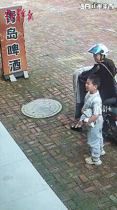 这位妈妈火了！10月8日，山东青岛，一对母子骑车经过一家店铺时，孩子发现门口停着
