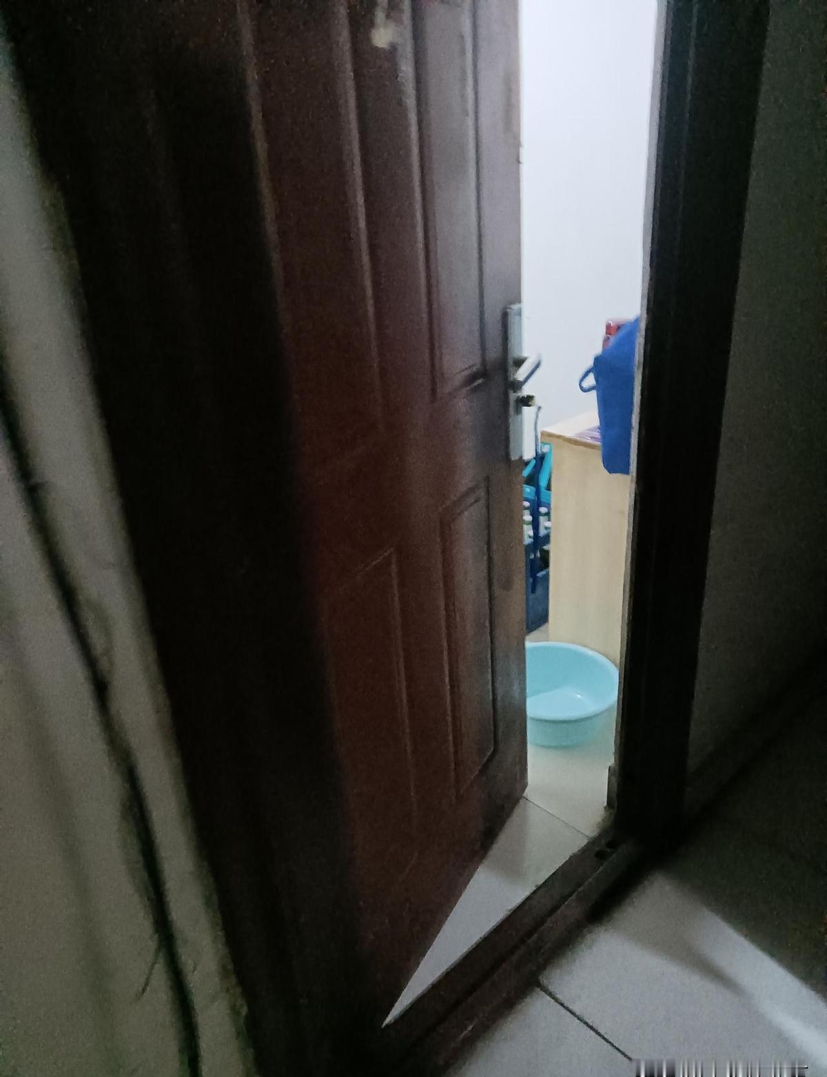 新租客半夜唱歌喝酒，楼道吵得像开派对。敲错门、骂人，邻居忍到极限。房东连夜上