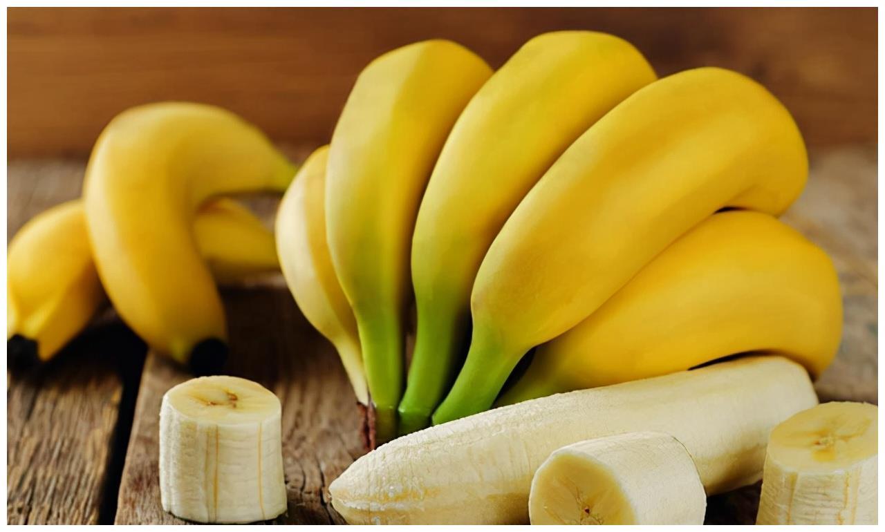 研究发现：香蕉或许不起眼，但对老年人，这4点改善不能忽视 香蕉看着普通，吃起