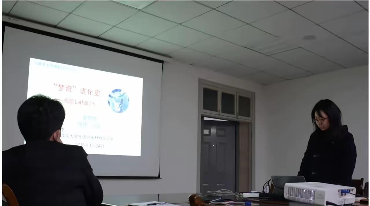 有网友扒出曾梦琪武大读博时，向导师付磊汇报的照片！从投屏展示的PPT封面能看出
