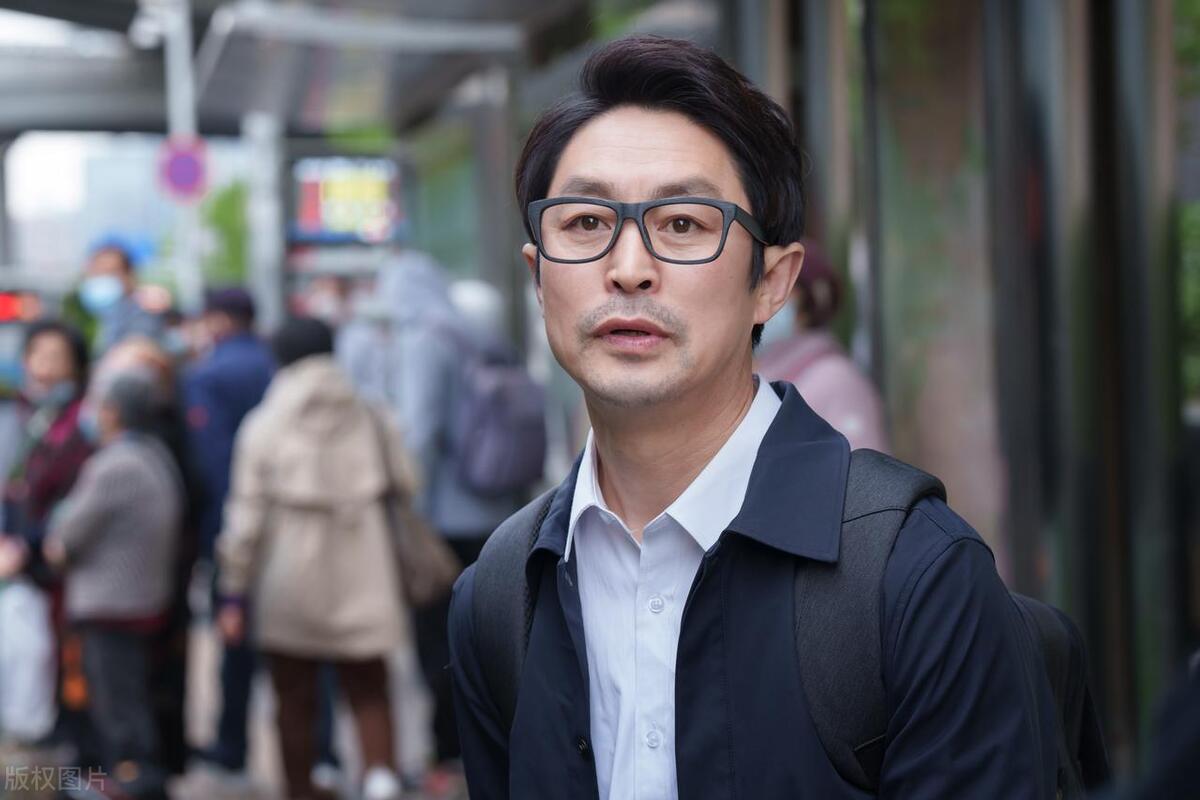 我堂叔，年轻时也是一表人才，有不少女同学追求他，可他都看不上。有个女的为了等他，