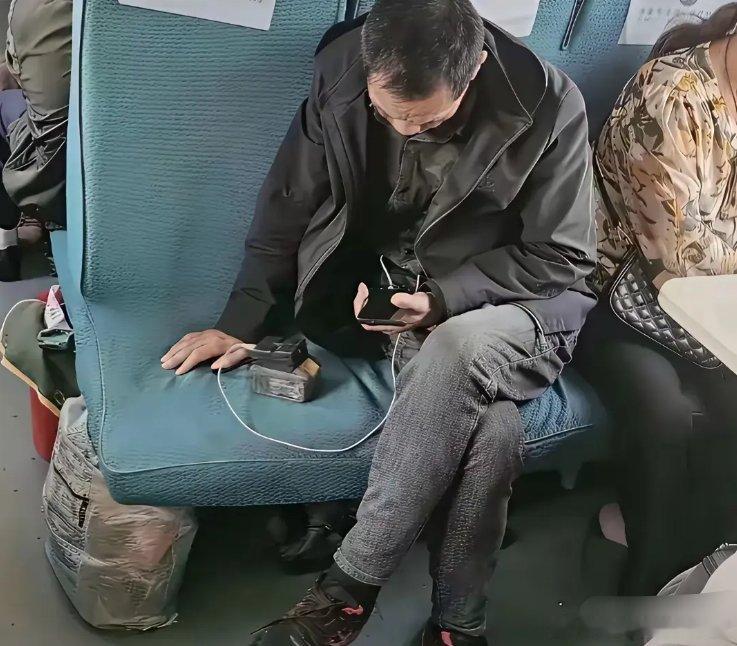 他这充电宝，从广州充到拉萨都用不完​​​