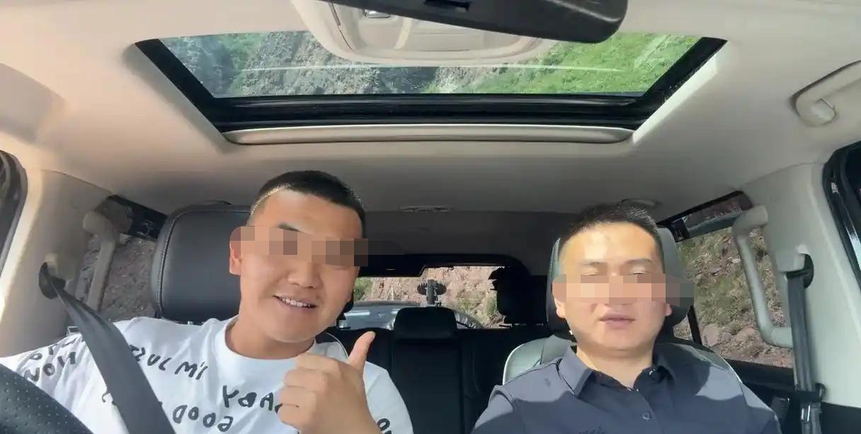 湖北十堰，一男子开车去武汉，好心让朋友搭便车，万万没想到，路上他撞上高速护栏，导