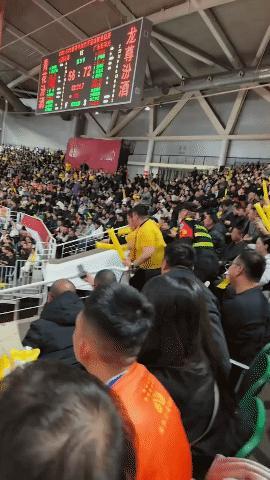 输球又输人！山西主场不敌广东，看台上又出现骂球员的球迷，场上可谓摩擦不断，场下球