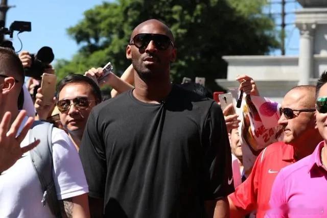 科比科比生涯荣誉无数，更以"曼巴精神"征服世界，偏执、刻苦、永不妥协，从凌晨四点