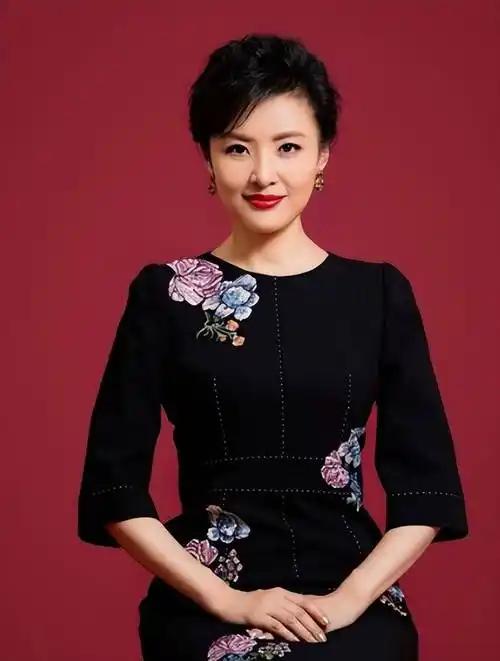 2026年，57岁的周涛毅然杀进短剧圈，这一消息如同一颗石子投入平静湖面，激起层