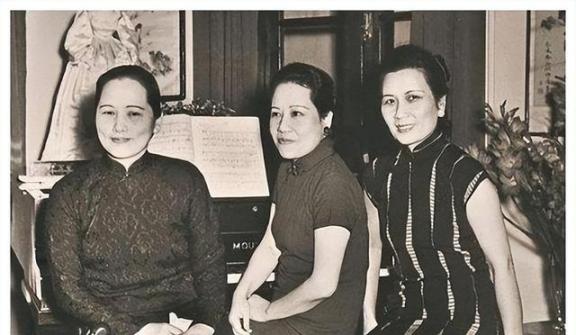 1914年，宋霭玲与孔祥熙完婚。新婚之夜，一伙儿人来闹洞房，宋霭玲“刷”地站起来