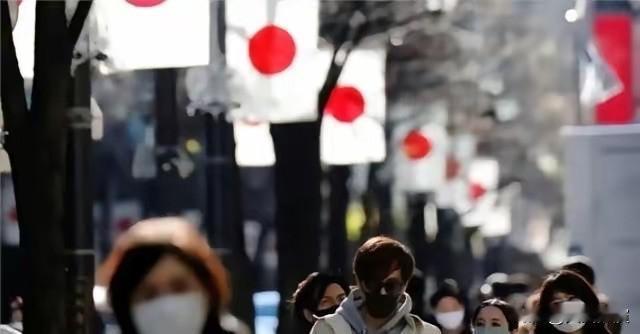日媒报道中国五一假期，有人定好的航班却被取消。五一迎来五天长假，国内出门游玩