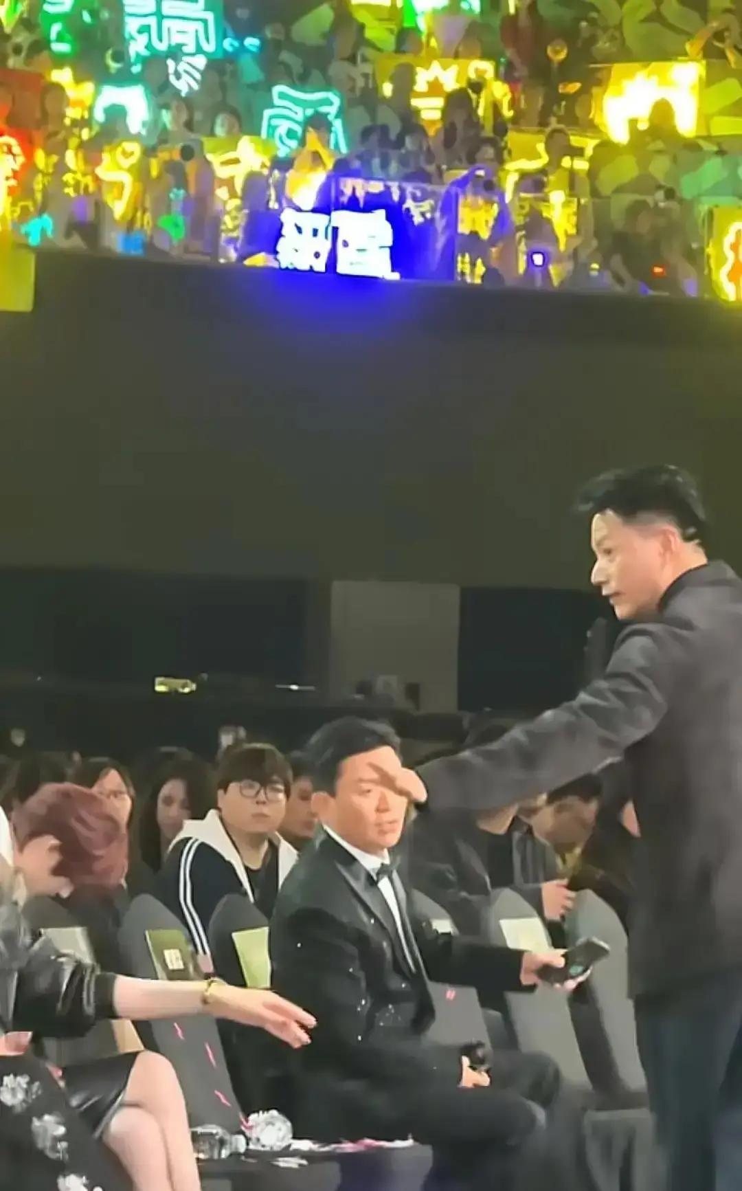 电影节后台，王宝强突然伸手整理段奕宏的西装领口。全程没人说话。成年人的顶级社