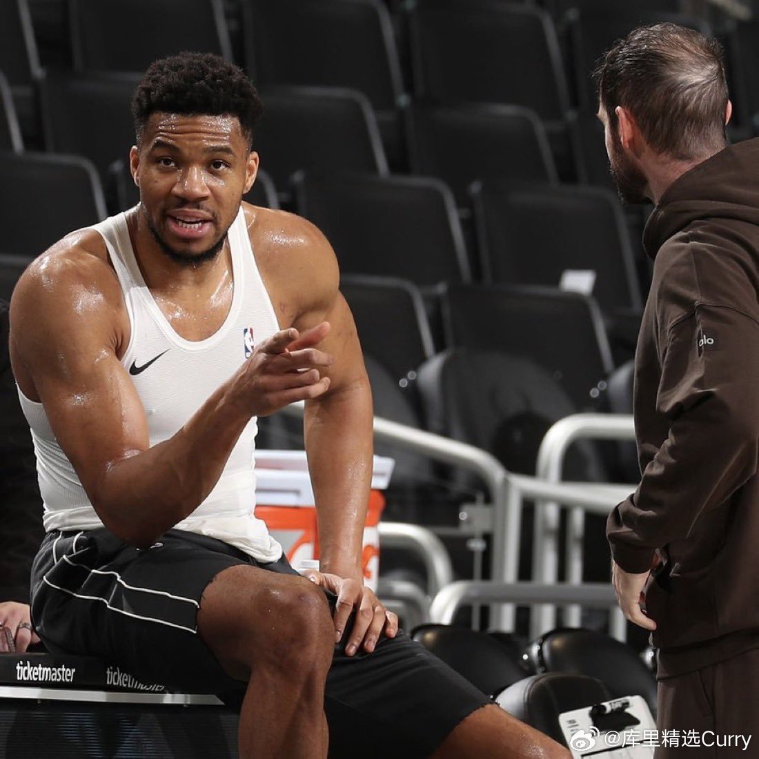 字母哥和雄鹿矛盾继续曝光👀Shams：雄鹿方面已告知NBA调查人员，字母哥在从