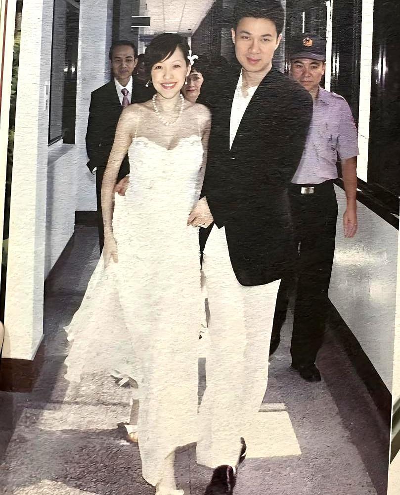 结婚18年，小S和许雅钧的婚姻，终于不用再装了。你细看那些生图：她在台上为