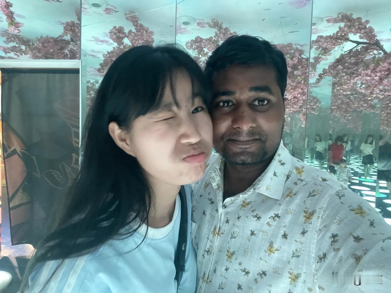 湖北女生相恋一位印度达罗毗荼裔缺牙男友，两人一见钟情甜蜜同框。网友纷纷直言：在