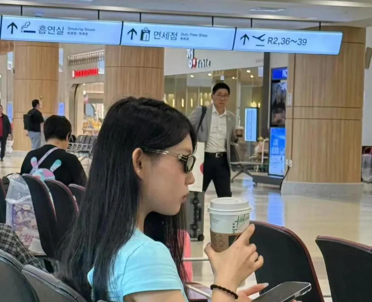 韩国回国的飞机上偶遇小沈阳女儿！真人又高又瘦很漂亮