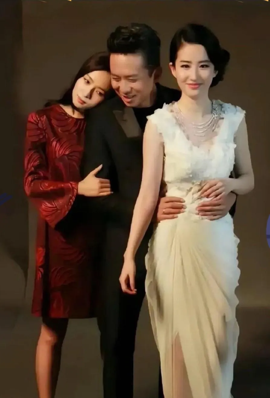 邓超这嘴巴都要笑烂了，跟两个大美女一起拍写真，真是艳福不浅啊。