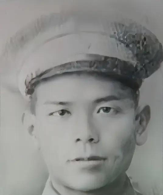 1949年12月，四川广汉深山古寺里，解放军战士推开破旧的庙门，里面盘腿坐着一个