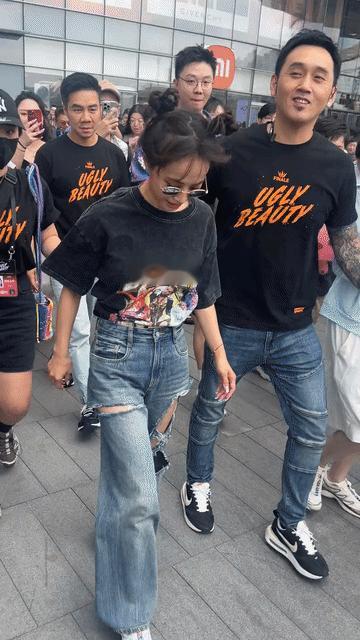 蔡依林完全就是一个小女孩的样子啊！哪吒头，大破洞牛仔裤，后背大镂空的T，这些元