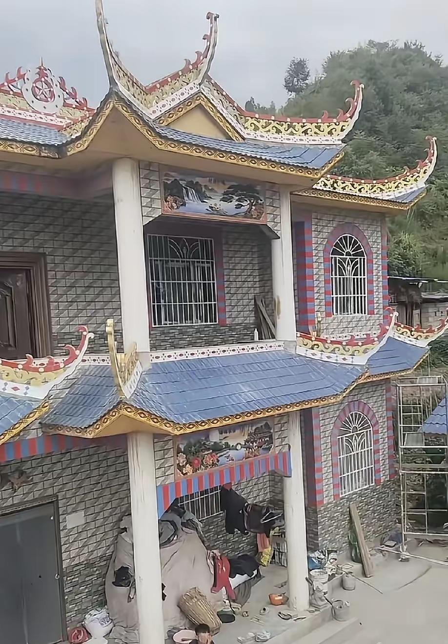 为什么都在说这房子像是纸扎的？只不过是房檐做得精致了些，色彩用的明亮了些。其实