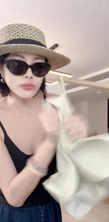 小苹果的妈妈，跑到汪峰的直播间刷礼物，刷了两次被踢了出来。葛荟婕说我就想蹭他的