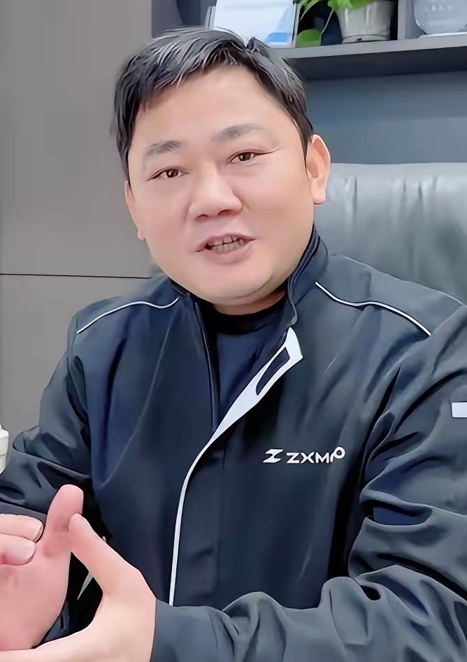 张雪说，摩博会上，遇到了一个事，要跟大家说一下，有个参加过九三阅兵的人，把他的纪