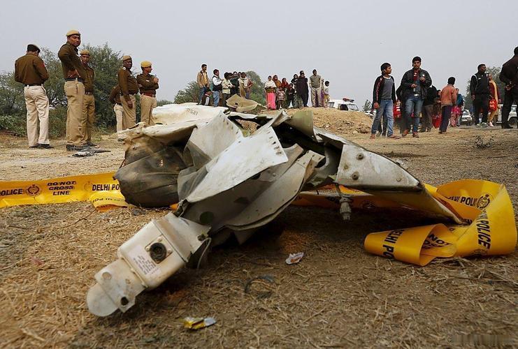 当地时间11月21日，印度国产“光辉”战机在迪拜航展表演时失控坠毁，飞行员画面同