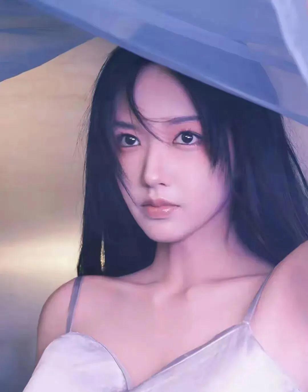 程潇这组氛围感大片，美到失语✨程潇的新写真直接鲨疯了！一袭吊带长裙勾