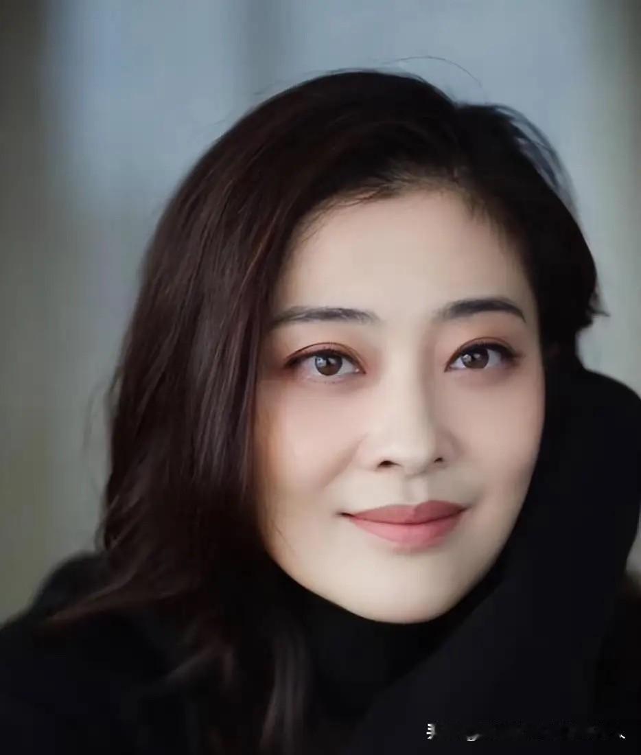 演员梅婷说，她家是个10口人的特殊大家庭，爸妈、公婆、夫妻俩、两个孩子再加两个保