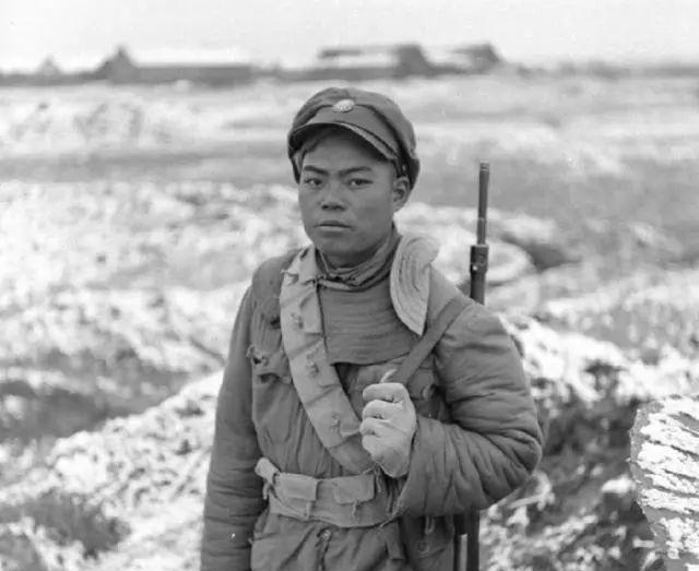 1948年3月，国民党整90师中将师长正在怒骂小电话兵，甚至开了两枪恫吓。小电话